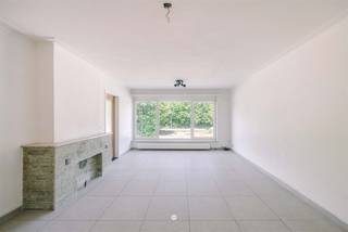 <p><span>Deurne - Instapklaar appartement met open zicht op het gemeentepark</span></p><p><span> </span></p><p><span>Op zoek naar een ruim en instapklaar appartement op een uitstekende locatie in Deurne? Dit verzorgd appartement combineert een prachtig groen uitzicht op het gemeentepark en een vlotte bereikbaarheid dankzij de nabijheid van openbaar vervoer, winkels en belangrijke invalswegen.</span></p><p><span> </span></p><p><span>Belangrijkste troeven:</span></p><p><span>- Kleinschalig gebouw met lage gemeenschappelijke kosten </span></p><p><span>- Open groen uitzicht op het gemeentepark </span></p><p><span>- Tramhalte op wandelafstand </span></p><p><span>- EPC-label B </span></p><p><span>- Conforme elektriciteit en asbestveilig </span></p><p><span>- Voldoende parkeermogelijkheden in de straat </span></p><p><span>- Twee privatieve kelderbergingen </span></p><p><span> </span></p><p><span>Indeling</span></p><p><span>Het appartement bevindt zich op de eerste verdieping van een kleinschalig gebouw zonder lift. Via de inkomhal bereikt u de ruime en lichtrijke leefruimte aan de voorzijde, waar u geniet van een mooi uitzicht op het gemeentepark.</span></p><p><span>Verder beschikt het appartement over een verzorgde keuken, uitgerust met een kookplaat, dampkap en vaatwasser, met aansluitend een gezellig terras. De badkamer is voorzien van een douche en lavabomeubel en er is een apart toilet.</span></p><p><span> </span></p><p><span>Daarnaast beschikt het appartement over een ruime slaapkamer van ca. 16 m² met aansluitend een extra kamer van ca. 10 m², ideaal als dressing, kinderkamer of bureau. Aan de voorzijde bevindt zich bovendien nog een extra kamer van ca. 7 m² die perfect dienst kan doen als bureau, hobbyruimte of berging.</span></p><p><span> </span></p><p><span>Tot slot beschikt het appartement over twee privatieve kelderbergingen, ideaal voor extra opslagruimte. </span></p><p><span> </span></p><p><span>De ligging vormt een absolute troef. U woont tegenover het gemeentepark en op wandelafstand van de tramhalte, met het Bosuilstadion, winkels, scholen en belangrijke invalswegen in de onmiddellijke omgeving.</span></p><p><span> </span></p><p><span>Richtprijs: 235.000</span></p>