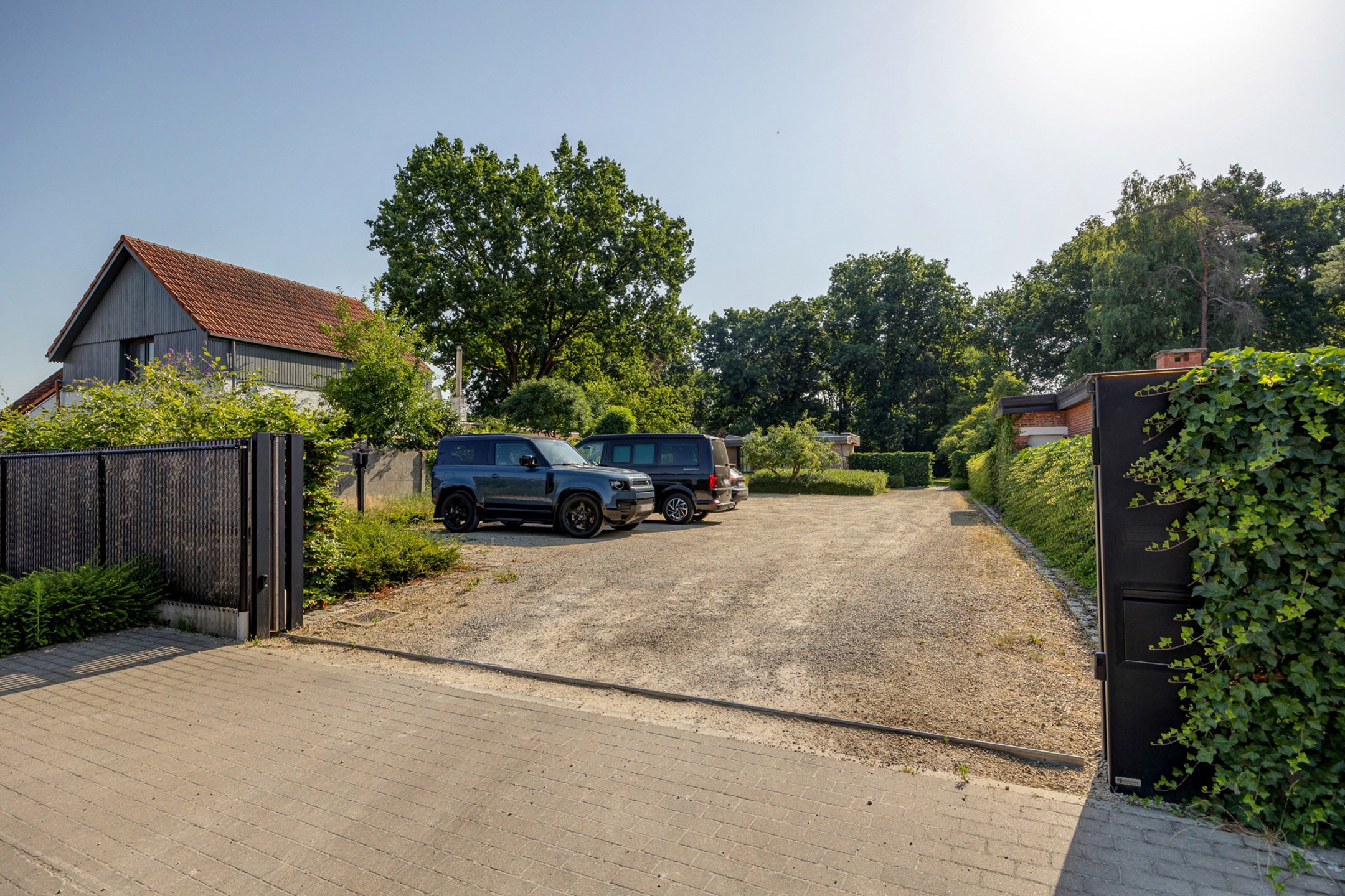 Vrijstaande gelijkvloers woning met ruime tuin en parking - foto 2