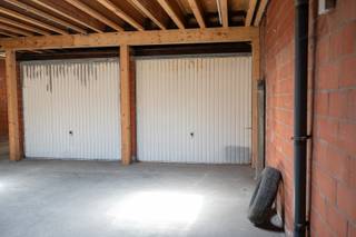 In de centraal gelegen Bel-époque wijk te Oostende op zucht van stadhuis en shopping vindt u deze gesloten garagebox in dit kleinschalig parkeercomplex terug. <br /><br />Ideaal als investering, stockageruimte of gewoon goedkoop en reglementair parkeren in Oostende.<br /><br />Maak nu uw afspraak via eva@vastgoedvanhoye.be of bel 059/43.43.00.