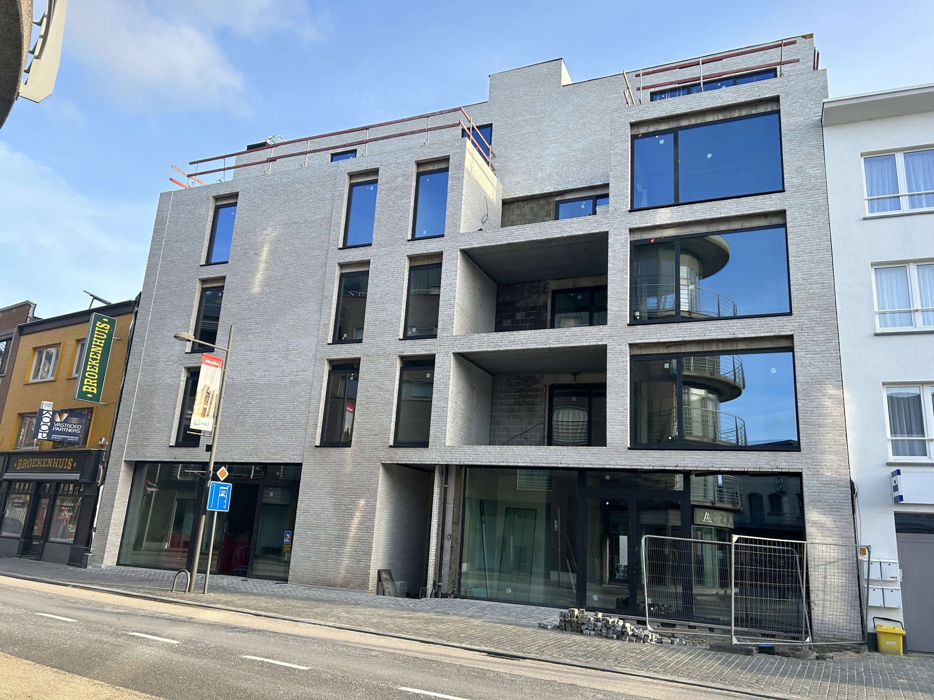 Knap casco handelspand van 184 m² in Residentie "De Voogdij" in het centrum van Mol.  - foto 4