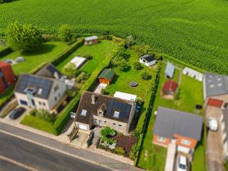 MAISON FAMILIALE CLÉ SUR PORTE avec VASTE JARDIN et vue dégagée sur la campagne, située dans un environnement calme et recherché. Grâce à ses volumes généreux, cette habitation offre un confort optimal aux familles à la recherche d’un bien prêt à emménager avec de nombreux espaces intérieurs et extérieurs.<br />Cette villa 4 façades vous accueille par un hall d’entrée avec toilette invités, un lumineux séjour avec cuisine attenante et débarras pratique, un hall de nuit, 3 chambres, 2 SALLES DE BAINS, un grenier de rangement ainsi qu’un GARAGE INTÉGRÉ.<br />À l’extérieur, vous profiterez d’un agréable jardin avec terrasse et pergola, offrant une vue sur la verdure environnante.<br />Le GARAGE SUPPLÉMENTAIRE À L’ARRIÈRE, accessible par l’allée latérale, constitue un véritable atout pour ceux qui recherchent un espace de stationnement supplémentaire, de stockage ou de loisirs.<br />La situation combine parfaitement calme et accessibilité : dans une rue paisible, à proximité du centre, des commerces, des écoles et des services, avec un accès rapide à l’E429.<br />Adres: Chemin de Wisbecq 7 te Quenast (Rebecq)