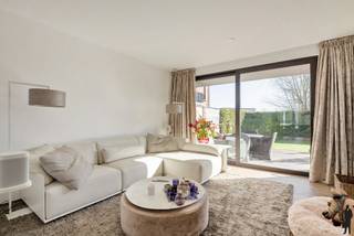 Zeer stijlvol 2 slpk. appartement met 2 staanplaatsen en berging te Hoogstraten - Meer!INDELING:- Inkomhal- Keuken uitgerust met vaatwas, koelkast,...