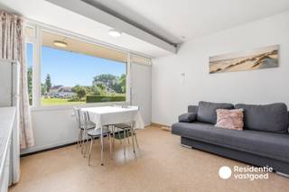 Op een uitstekende ligging in de Torenhofstraat te Vosseslag, De Haan, bevindt zich dit charmante éénslaapkamerappartement met terras, privatieve berging en eigen staanplaats. Met een bewoonbare oppervlakte van 32 m² is dit appartement een ideale uitvalsbasis aan zee, zowel voor eigen gebruik als vakantieverblijf of investering.<br /><br />De leefruimte met open keuken vormt het hart van het appartement en geniet van een aangename lichtinval. De keuken is praktisch ingericht en beschikt over een dampkap, spoelbak, opbergkasten, microgolfoven en koelkast. De afzonderlijke slaapkamer is voorzien van een ingebouwde kast en biedt voldoende ruimte voor een comfortabel verblijf.<br /><br />De badkamer beschikt over een instapdouche, lavabo met spiegel en verlichting, toilet, handdoekradiator, ventilatie en een raam. Het appartement beschikt verder over een aangenaam terras, een privatieve berging en een eigen staanplaats, een belangrijke troef aan de kust.<br /><br />De ramen zijn uitgevoerd in hout met dubbele beglazing. De verwarming werd inmiddels gewijzigd naar infrarood; het huidige EPC (559 kWh/m²/jaar – label F) dateert nog van vóór deze wijziging. De elektrische installatie is conform gekeurd tot 2046. De syndicus is Axius De Haan.<br /><br />Een compacte en praktische kuststek met terras, berging én staanplaats, op korte afstand van zee en strand.