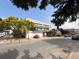 Schitterend appartement met luxueuze afwerking in een rustige en residentiële buurt te Laken. Op een boogscheut van de Europese school en de ingang naar de hoofdstad, alsook in de directe omgeving van belangrijke verbindings- en autosnelwegen. Dit appartement heeft een zeer lichtrijke leefruimte en open keuken. Er zijn ook 2 -ruime- slaapkamers, waarvan 1 met terras, en een badkamer met ligbad en douche. Het appartement bevindt zich in een kleinschalig gebouw. Bij het appartement hoort ook een ruime privatieve kelder.