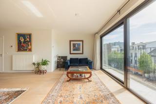 Recent (bouwjaar 2015) energiezuinig appartement met 2 slaapkamers en zonnig terras te Oud-Berchem!<br /><br />Het appartement is gelegen op de bovenste verdieping van een kleinschalig gebouw met lift en omvat: inkomhal, lichtrijke leefruimte met groot schuifraam en open, volledig geïnstalleerde keuken. <br /><br />De kwalitatief op maat gemaakte keuken beschikt over moderne toestellen en voldoende opbergruimte, met aansluitend een praktische aparte berging voor wasmachine en droogkast.<br /><br />Via het schuifraam bereikt u het zonnige terras.<br /><br />Verder beschikt het appartement over twee slaapkamers (12 m² - 6m²), waarvan een momenteel ingericht als dressing. De badkamer is voorzien van een ligbad met douchefunctie en lavabo, alsook een apart toilet.<br /><br />Het appartement is afgewerkt met authentiek eiken parket, wat zorgt voor een warme uitstraling.<br /><br />Inclusief privatieve kelderberging en gemeenschappelijke fietsenstalling.<br /><br />Gelegen in de gegeerde wijk Oud-Berchem, met een supermarkt op wandelafstand en een vlotte verbinding naar het stadscentrum met tram of fiets. In de nabije omgeving bevinden zich het Middelheimpark en Nachtegalenpark, ideaal voor ontspanning en groen.<br /><br />Belangrijkste troeven:<br /><br />•⁠ ⁠Bouwjaar 2015 met⁠ kwalitatieve afwerking<br />•⁠ ⁠EPC 90 (A-label) – energiezuinig<br />•⁠ ⁠Kleinschalig gebouw met lift (8 units)<br />•⁠ ⁠Zuidgericht terras<br /><br />71 m² bewoonbare oppervlakte (cfr EPC).<br /><br />Wenst u een bezoek of meer informatie? Dan kan u ons steeds contacteren via info@dvarealestate.be of via 03/297.00.00.