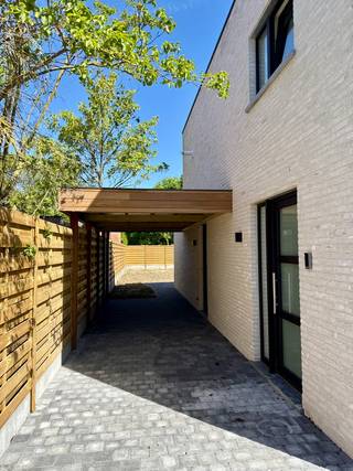 In Sint-Eloois-Winkel vindt u deze ruime en energiezuinige halfopen vernieuwbouwwoning op een perceel van 321 m², met een bewoonbare oppervlakte...