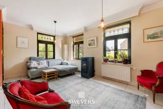 Voor meer info en foto’s, surf naar www.swevers.be – Ontdek deze instapklare open bebouwing op een rustige ligging in Diepenbeek. De woning, gebouwd in 1998, biedt 161 m² bewoonbare oppervlakte op een ruim perceel van 7a 80ca met een zonnige zuidoostelijke oriëntatie. Door de jaren heen werden belangrijke vernieuwingen uitgevoerd, waaronder een condensatieketel (2010), een vernieuwde badkamer (2020), een pomp in de kruipkelder (2024) en een vernieuwde afvoerleiding (2025). Binnen geniet u van een inkomhal met gastentoilet, een lichtrijke leefruimte met zit- en eethoek, een praktische keuken met aansluitende berging en een inpandige garage. Op de verdieping bevinden zich drie slaapkamers en een moderne badkamer met douche, ligbad, dubbele wastafel en toilet. Daarnaast zijn er een kruipkelder en een handige zolderberging. Buiten vormt de verzorgde tuin een echte troef, met twee terrassen zodat u op elk moment van de dag van zon of schaduw kunt genieten. De ruime oprit biedt plaats aan meerdere wagens en leidt naar een extra vrijstaande garage, ideaal als hobbyruimte of extra opslag. Extra comfort wordt verzekerd door zonnepanelen, airconditioning, rolluiken, een alarmsysteem en een buitensauna die inbegrepen is in de verkoop. Ook de ligging is bijzonder gunstig, met scholen op 1 km, openbaar vervoer op 120 meter, winkels en horeca op wandel- en fietsafstand en een vlotte verbinding naar de autosnelweg op 4,5 km. Een ideale gezinswoning die comfort, ruimte en een uitstekende ligging perfect combineert. Voor meer informatie, bel 011 255 155. Bron bewoonbare oppervlakte: EPC – verslag.