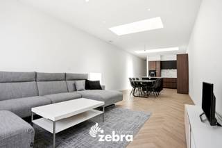 Bij de verkoop van deze woning wordt gewerkt met een<strong> START VANAF PRIJS.</strong><br />Elk prijsvoorstel hoger dan deze start vanaf prijs wordt voorgelegd aan de verkoper(s), die dit al dan niet kan aanvaarden.<br /><br />Deze volledig gerenoveerde woning bevindt zich op een uitstekende locatie nabij het centrum van Tielt, met winkels, scholen, openbaar vervoer en andere voorzieningen op wandel- en fietsafstand.<br /><br />Bij het binnenkomen wordt u verwelkomd in de inkomhal, waar tevens een praktische bureauruimte is voorzien. Verder leidt de woning u naar de lichtrijke leefruimte met aansluitend een volledig uitgeruste open keuken. Op het gelijkvloers bevinden zich daarnaast nog een handige berging en een afzonderlijk gastentoilet.<br /><br />Via de nachthal op de eerste verdieping bereikt u de eerste volwaardige slaapkamer en de stijlvolle badkamer. Deze is uitgerust met een dubbele wastafel, een ruime inloopdouche en een ligbad, zodat u hier kunt genieten van optimaal comfort. Op deze verdieping bevindt zich bovendien nog een apart toilet.<br />Extra wooncomfort wordt gegarandeerd dankzij de vloerverwarming op het gelijkvloers.<br /><br />Op de bovenverdiepingen werden energiezuinige Jaga-convectoren geplaatst, die zowel kunnen verwarmen als koelen.<br />De tweede verdieping biedt plaats aan nog twee volwaardige slaapkamers, ideaal voor een gezin, hobbyruimte of thuiswerkplek.<br /><br />Ook buiten heeft deze woning heel wat troeven te bieden. De volledig omheinde tuin is gunstig georiënteerd naar het zuidwesten, waardoor u de hele dag door van de zon kunt genieten. Het tuinhuis zorgt voor extra bergruimte en dankzij de praktische uitweg achteraan geniet u van extra gebruiksgemak.<br />Deze woning werd bovendien volledig gerenoveerd met bijzondere aandacht voor energiezuinigheid en wooncomfort. Zo beschikt ze over een conforme elektrische installatie, zonnepanelen, een lucht/waterwarmtepomp, ventilatiesysteem type D en een regenwaterput van 10.000 liter.<br /><br />Daarnaast werd de woning uitstekend geïsoleerd, inclusief tussen de verdiepingen, wat bijdraagt aan een aangenaam binnenklimaat en een uitstekende energieprestatie.<br /><br /><strong>Ook wild geworden van deze thuis?<br />Twijfel niet langer en leg vandaag nog uw bezoek vast!</strong>
