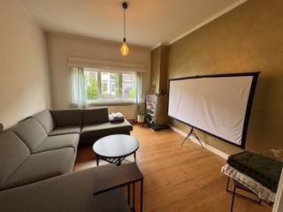 Gezellige stadswoning met 2 slaapkamers en stadstuin nabij het centrum van Mechelen.De woning omvat een zeer ruime inkomhal met toegang tot de woonkamer met recent vernieuwde keuken,veranda, apart toilet, gezellige stadstuin en zeer ruime kelder. De eerste verdieping bestaat uit 2 ruime slaapkamer en een badkamer.Vrij vanaf 01/09/2026