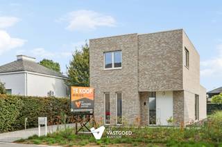 <p><span>Nieuwbouw open bebouwing met uiterst kwalitatieve en energetische afwerking te Beringen! 6% BTW mogelijk!</span></p><p><span> </span></p><p><span> Belangrijkste troeven: </span></p><p><span>- Centrale ligging</span></p><p><span>- Kwalitatief afgewerkt</span></p><p><span>- E-peil 10</span></p><p><span>- Warmtepomp</span></p><p><span>- Vloerverwarming en koeling</span></p><p><span>- Pré-airco</span></p><p><span>- Zonnepanelen</span></p><p><span>- Afwerking keuken inbegrepen volgens voorziene budget</span></p><p><span> </span></p><p><span>Bekijk zeker ook de grondplannen met de afmetingen. Zo krijgt u van thuis uit al een perfect beeld van wat deze woning  te bieden heeft!</span></p><p><span> </span></p><p><span>Wenst u meer info of een vrijblijvende bezichtiging, contacteer dan ons kantoor op het nummer 011 85 15 15 en wij  helpen u graag verder.</span></p>