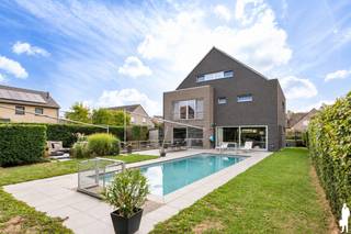 <p><strong>Uitzonderlijk ruime open bebouwing met 6 slaapkamers, 3 badkamers en zwembad in Eppegem.</strong></p>
<p><strong>BEKIJK ZEKER ONZE (VIRTUELE) GRONDPLANNEN EN ATTESTEN VOOR DE INDELING EN EXTRA INFORMATIE.</strong></p>
<p>Deze bijzonder ruime open bebouwing uit 2009 biedt ca. 361 m² bewoonbare oppervlakte, aangevuld met ca. 143 m² bruikbare kelderruimte. Met maar liefst 6 slaapkamers, 3 badkamers, een afzonderlijk bureau en dressing is dit een woning met uitzonderlijk veel ruimte voor een groot gezin of voor wie wonen en werken wil combineren. De volledige onderkeldering zorgt bovendien voor bijzonder veel bijkomende berg-, technische en gebruiksruimte.</p>
<p>Ook buiten beschikt de woning over sterke troeven. De mooi aangelegde tuin omvat 2 terrassen en een verwarmd zwembad van maar liefst 11 x 4 meter.</p>
<p>Ook technisch en energetisch staat de woning sterk. Het recente EPC vermeldt een uitstekende energiescore van 102 kWh/(m²/jaar), goed voor label B. Daarnaast is de elektrische installatie conform en is de woning voorzien van een laadpaal.</p>
<p>De ligging in Eppegem combineert een aangename residentiële woonomgeving met een vlotte bereikbaarheid. Winkels, scholen en dagelijkse voorzieningen bevinden zich in de omgeving en het station van Eppegem zorgt voor goede treinverbindingen richting onder meer Mechelen en Brussel. Ook de E19 is vlot bereikbaar, waardoor Mechelen, Brussel en Antwerpen goed ontsloten zijn.</p>
<p><strong>ALGEMENE KENMERKEN:</strong></p>
<ul>
<li><span>Open bebouwing gebouwd in 2009</span></li>
<li>361 m² bewoonbare oppervlakte, aangevuld met ca. 143 m² bruikbare kelderruimte</li>
<li>Gelegen in een residentiële buurt met een goede bereikbaarheid via de E19, nabij winkels, scholen en openbaar vervoer</li>
<li>6 slaapkamers, 3 badkamers, aparte bureauruimte en dressing</li>
<li>Volledig onderkelderd met ca. 143 m² bijkomende bruikbare oppervlakte</li>
<li>Aangelegde tuin met 2 terrassen en verwarmd zwembad</li>
<li><span>2 autostaanplaatsen</span></li>
</ul>
<p><strong>TECHNISCHE KENMERKEN:</strong></p>
<ul>
<li>Zeer gunstige EPC-score: 102 kWh/(m²/jaar) - Label B</li>
<li><span>Elektrische installatie conform (3-fasen)</span></li>
<li>Zwembad met solar rolluik en warmtepomp uit 2025</li>
<li>Centrale verwarming op aardgas</li>
<li><span>Vloerverwarming op het gelijkvloers</span></li>
<li><span>Aluminium buitenschrijnwerk</span></li>
<li><span>Rolluiken en vliegenramen</span></li>
<li>32 zonnepanelen</li>
<li>Laadpaal</li>
<li>Alarminstallatie</li>
<li>Regenwaterput van 10.000 liter</li>
</ul>
<p><strong>INDELING:</strong></p>
<p><u>Gelijkvloers</u></p>
<ul>
<li><span>Inkomhal met gastentoilet</span></li>
<li><span>Ruime leef- en woonvertrekken</span></li>
<li>Volledig ingerichte keuken met composieten werkblad en diverse inbouwtoestellen</li>
<li>Aansluitend aan de keuken een praktische berging</li>
<li><span>Afzonderlijke bureauruimte</span></li>
</ul>
<p><u>Eerste verdieping</u></p>
<ul>
<li>Master bedroom met aanpalende dressing en privatieve badkamer (inloopdouche, toilet en dubbele lavabo)</li>
<li><span>3 slaapkamers</span></li>
<li><span>Tweede badkamer</span></li>
<li><span>Apart toilet</span></li>
<li><span>Linnenkamer</span></li>
</ul>
<p><u>Tweede verdieping</u></p>
<ul>
<li>2 slaapkamers</li>
<li>Derde badkamer met douche en dubbele lavabo</li>
<li>Apart toilet</li>
</ul>
<p><u>Kelder</u></p>
<ul>
<li>Volledig onderkelderd met ca. 143 m² aan diverse berg-, technische en polyvalente ruimtes</li>
</ul>