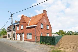 Op zoek naar een te renoveren halfopen bebouwing, op een rustige ligging, middenin de velden, doch dichtbij het dorp van Woesten, waar we kleinhandel, openbaar vervoer en school treffen? Dan is deze woning beslist iets voor jou? Via de inkomhal kom je terecht in de lichtrijke woon- annex eetkamer vergezeld door een pelletkachel, een basis keuken met oven, frigo en dampkap, een veranda met toilet, een droge kelder en een garage met automatische sectionale poort. Op het eerste verdiep treffen we een badkamer met lavabo en douchecabine, 3 volwaardige slaapkamers en hierboven een zolderruimte. In de tuin bevinden zich een tuinhuis, opslagplaats, kersenstruiken en een serre. Groot pluspunt, via de zij-ingang aan de woning kan men zich naar de tuin begeven. Kortom een eigendom die wat liefde nodig heeft! Ben jij de ideale persoon/investeerder? Contacteer Immo Droom!