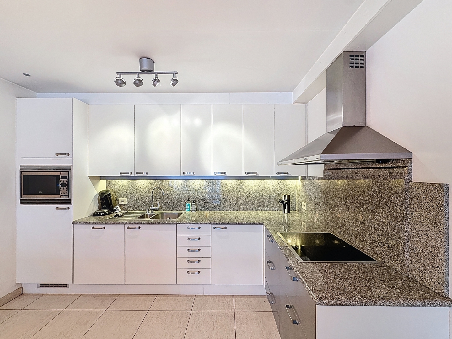 Appartement spacieux trois chambres au centre de Nieuport-Bain. - photo 4