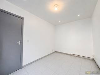 <strong>GUNSTIG GELEGEN RIJWONING</strong> met <strong>VIER SLAAPKAMERS</strong> en vlotte bereikbaarheid nabij <strong>CENTRUM RONSE</strong>. De woning is voorzien van <strong>RECENTE HOOGRENDEMENTSBEGLAZING</strong>, centrale verwarming op aardgas en behaalt een EPC-label D, waardoor er <strong>GEEN RENOVATIEVERPLICHTING</strong> geldt. Via de inkomhal komt u in de <strong>GEZELLIGE LEEFRUIMTE</strong> met aansluitend de open keuken, waardoor een aangenaam en praktisch geheel ontstaat. Op het gelijkvloers bevinden zich bovendien een <strong>APART BUREEL /SALON</strong>, wasplaats, douchekamer en afzonderlijk toilet. Op de eerste verdieping zijn <strong>TWEE VOLWAARDIGE SLAAPKAMERS</strong> ondergebracht. Via een <strong>VASTE TRAP</strong> bereikt u het zolderverdiep, waar nog <strong>TWEE EXTRA KAMERS</strong> werden ingericht. Daarnaast beschikt de woning over een kleine kelder die extra bergruimte biedt. Op <strong>WANDELAFSTAND VAN HET STATION EN NABIJ WINKELS, SCHOLEN EN OPENBAAR VERVOER</strong> geniet deze woning van een centrale ligging die zowel <strong>STARTERS ALS INVESTEERDERS</strong> zal aanspreken.<br /><br />Adres: Beukenlaan 6 te Ronse<br /><br />Geen renovatieplicht; P-score: A, G-score: A; Bestuursmaatregelen in maatregelenregister: neen.