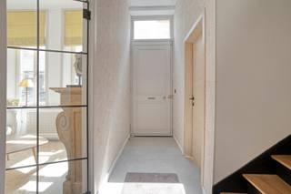 <p>Deze ruime burgerwoning werd in 2024 onder handen genomen met een totaalrenovatie. Het pand werd volledig gestript, uitgegraven en heropgebouwd om tot dit prachtige resultaat te komen. Een combinatie van Brugse charme met hedendaagse woonnormen klaar voor zijn 1ste bewoners. Een renovatie met oog voor detail, zo werd de nieuwe trap tot de zolderverdieping identiek nagemaakt naar de bestaande neoclassicistische trap. Gelegen in één van de mooiste wijken van Brugge, vlakbij de Sint-Annakerk, is iedere wandeling van en naar de woning een aangename ervaring. De wijk werd eveneens nog recent opnieuw mooi aangelegd. <br /><br />De indeling is als volgt; <br />Gelijkvloers: Inkomhal, wasplaats, wc, living, eethoek, keuken, koer met berging. <br />1ste verdieping: Royale slaapkamer met badkamer en dressinghoek. <br />2de verdieping: Slaapkamer 2, 3, 4 en badkamer. <br />3de verdieping: Slaapkamer 5 met eigen badkamer. <br /><br />De ideale gezinswoning, B&amp;B, woning met praktijkruimte(s),... <br /><br />Contacteer Nathan voor een bezoek of meer informatie:<br />0471 49 45 39<br />nathan.peellaert@albert.immo</p>
