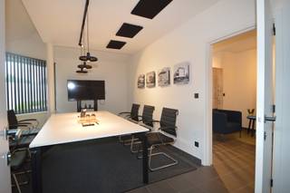 Modern- en stijlvol ingericht, met hoogwaardige, kwalitatieve materialen.1 bureau/ werkruimte van 19m² of 14m² vrij te kiezen (geel gearceerd op het...