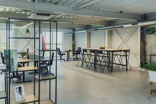 Deze onmiddellijk beschikbare kantoorruimte van 177 m² biedt een uitstekende opportuniteit voor uw bedrijf in het groene en goed...