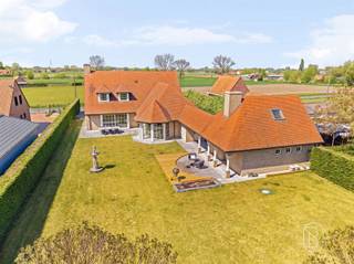 Grote degelijke perfect onderhouden klassewoning op 3000m2. Perfect onderhouden villa met ca. 400 m² bewoonbare oppervlakte, gelegen op een prachtig, volledig omheind perceel met ruime oprit, parking en dubbele garage. Ideaal voor grote gezinnen, zelfstandigen of vrij beroep.Indeling: inkomhal met vestiaire en gastentoilet, zeer lichtrijke en ruime leefruimte, leefkeuken met extra zit- en eethoek en zicht op de tuin, wasplaats, technische ruimte, badkamer, slaapkamer/bureau en kelder.Op de verdieping: 4 grote slaapkamers, een zeer ruime hobbykamer, dressing, apart toilet en tweede badkamer. Daarnaast is er nog een grote zolder.Troeven:* 5 slaapkamers + hobbyruimte* Enorm veel ruimte en mogelijkheden* Conforme elektriciteit* Dubbele beglazing (PVC)* CV op mazout* Instapklaar en uitstekend onderhoudenEen ideale woning voor wie ruimte, comfort en flexibiliteit zoekt.Bezoek na afspraak met IMMO BEGUIN: arne@immobeguin.be