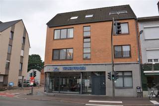 <div><strong>Instapklaar 2-slaapkamerappartement met EPC label B op een toplocatie in het centrum van Kapellen<br /><br /></strong></div>
<div>Dit comfortabele appartement op de tweede verdieping combineert een uitstekende ligging met een doordachte indeling. U bevindt zich hier op wandelafstand van het openbaar vervoer, diverse winkels en gezellige horecagelegenheden, waardoor alles binnen handbereik ligt.<br /><br /></div>
<div>Bij het binnenkomen via de ruime inkomhal, die voorzien is van een praktische vestiaire en een apart gastentoilet, krijgt u meteen een gevoel van ruimte. De hal leidt naar een royale, lichtrijke open leefruimte waar wonen en eten naadloos in elkaar overlopen, met aansluitend de functionele keuken.<br /><br />Verder beschikt het appartement over twee volwaardige slaapkamers en een verzorgde badkamer met een douche en een modern wasmeubel.<br /><br /></div>
<div>Achter het gebouw bevindt zich een handige autostaanplaats die specifiek tijdens de avonduren beschikbaar is. De vaste kosten voor dit appartement bedragen slechts € 15 per maand. <br /><br />Een ideale opportuniteit voor wie op zoek is naar comfortabel wonen in het centrum van Kapellen!</div>