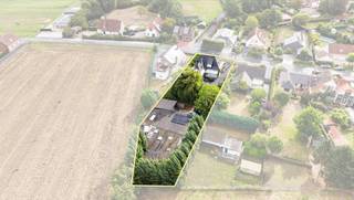 Bent u op zoek naar een ruime woning met loods, atelier of opslagruimte? Dan is deze villa in de Driekavenstraat in Waregem absoluut het ontdekken waard!<br /><br />De woning is gelegen op een perceel van maar liefst 1.618 m² en beschikt over een bewoonbare oppervlakte van ca. 310 m², aangevuld met een loods van 450 m². Ideaal voor wie wonen en werken wil combineren, een ruime hobbyruimte zoekt of nood heeft aan extra opslag.<br /><br />INDELING:<br />Op het gelijkvloers vinden we een inkomhal met slaapkamer, ruime leefruimte, leefkeuken en veranda. Verder zijn er een bureauruimte, wasplaats, toilet en grote bergruimte. De verdieping biedt nog 4 slaapkamers en een badkamer.<br /><br />TROEVEN:<br />* Loods van maar liefst 450 m²<br />* 5 slaapkamers<br />* Slaapkamer en badkamer op het gelijkvloers<br />* Perceel van 1.618 m²<br />* Ideaal voor wonen &amp; werken<br />* Geen renovatieplicht<br />* Gelegen op een uitstekende locatie in Waregem<br /><br />De woning kan wat opfrissing gebruiken, maar biedt vandaag al heel wat ruimte, mogelijkheden en potentieel.<br /><br />Interesse? Contacteer snel Vlaemynck Vastgoed voor meer informatie of een bezoek!<br /><br />ref.:LS/26105/TK