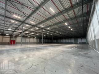 Nieuwbouw state of the art logistiek magazijn van 7.324 m² in combinatie met 308 m² instapklare kantoorruimte.<br /><br />De geklimatiseerde loods (BREEAM Excellent) heeft een vrije hoogte van 10,30 meter en is voorzien van 10 laadkades. Bijkomend heeft de vloer een draagkracht van 5T/m² en zijn de ruimtes uitgerust met een ESFR sprinkler systeem. Tevens is er snelle verbinding naar de COSCO terminal. Aan de voorzijde van de magazijnruimte bevindt zich een ingerichte kantoorruimte van 308 m².<br /><br />Ruime parkeer- en manoeuvreerruimte op de verharde, omheinde en bewaakte site die voorzien is van toegangscontrole. Tevens mogelijkheid tot huren van andere oppervlaktes.<br />Fenomenaal gelegen in de haven van Zeebrugge, nabij de A11. (EPC 20250919-0031023103-NR-3 Label C)<br /><br />Contacteer PANORAMA B2B voor bijkomende inlichtingen, plannen of een vrijblijvend plaatsbezoek 050 300 700.