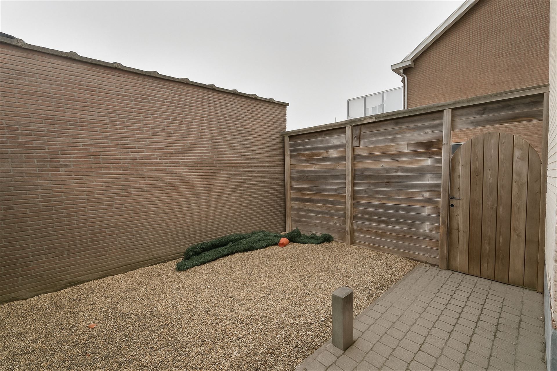 WINKEL MET PARKING VOOR 3 AUTO'S OP EEN COMMERCIELE LIGGING - foto 5