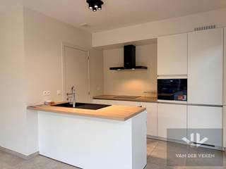 <strong>Deze woning is beschikbaar vanaf 15 april 2026!</strong><br /><br />Deze instapklare woning is perfect voor gezinnen en werd slim ingedeeld, met oog voor gezelligheid en praktisch wonen.<br /><br />Met vier volwaardige slaapkamers is er ruimte voor iedereen. Eén van de kamers beschikt bovendien over een handige dressing – ideaal voor wie graag wat extra comfort en opbergruimte heeft.<br /><br />De lichtrijke leefruimte vormt het hart van de woning en sluit mooi aan op de volledig uitgeruste keuken. Hier kook je met plezier en geniet je samen van lange, gezellige momenten aan tafel.<br /><br />Dankzij de grote ramen heb je een prachtig zicht op de tuin én stap je er zo naar buiten. De tuin is een heerlijke plek om tot rust te komen en te genieten van privacy.<br /><br />Kortom: een warme, moderne en energiezuinige gezinswoning waar het heerlijk wonen is – helemaal klaar om nieuwe herinneringen te maken<br /><br />Word jij de nieuwe bewoner van deze prachtige woning? Surf naar www.vdv-vanderveken.be, kies bij “TE HUUR” voor dit pand en vul de kandidatenfiche in (klik in het gouden balkje op “Ik wil dit pand graag huren!”). Wij contacteren je voor een afspraak! 