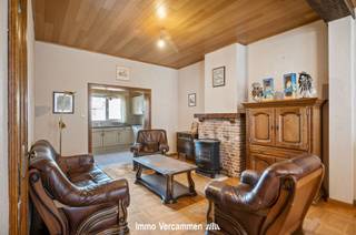 <p><span>Te moderniseren gezinswoning met 4 slaapkamers (mogelijkheid tot 5 - 6 slaapkamers!) en gezellige tuin, gelegen op de stadsrand van Mechelen.</span></p><p><span> </span></p><p><span>Met een bewoonbare oppervlakte van maar liefst 245 m² biedt deze woning vele mogelijkheden.</span></p><p><span>De gelijkvloerse verdieping beschikt over een ruime inkomhal met aansluitend slaapkamer, wat kan dienen als respectievelijk wachtkamer en praktijkruimte.</span></p><p><span>Verder bevinden zich hier nog een ruime living met eetkamer en aansluitend keuken en een veranda.</span></p><p><span>De verdieping beschikt over drie ruime slaapkamers en een badkamer dat volledig naar eigen smaak kan ingericht worden.</span></p><p><span>De zolderverdieping met vaste trap biedt nog voldoende ruimte om extra kamers te voorzien.</span></p><p><span>Tenslotte is het achteraan heerlijk vertoeven in de west georiënteerde tuin.</span></p><p><span> </span></p><p><span>Deze aangename en ruime woning is gunstig gelegen vlakbij het Vrijbroekpark, winkels en scholen, evenals met vlotte verbinding tussen Brussel en Antwerpen via E19 en station Mechelen.</span></p><p><span>Renovatieplicht EPC: binnen 5 jaar na aankoop = verplichte renovatie tot label D of beter.</span></p><p><span> </span></p>