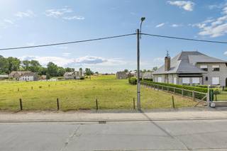 <p>In het landelijke Outer bieden wij <strong>Lot 4</strong> aan, een mooi perceel bouwgrond van <strong>500 m²</strong> voor het oprichten van een <strong>halfopen eengezinswoning</strong>. Het centrum van Ninove bereikt men op enkele minuten rijden. De bouwzone bedraagt ca. <strong>7 m breed x 15 m diep</strong>. Er zijn maximaal <strong>3 bovengrondse bouwlagen</strong> toegestaan, waarbij de derde bouwlaag zich binnen het volume van een hellend dak dient te bevinden. De maximale kroonlijsthoogte bedraagt <strong>6 m</strong> en de nokhoogte maximaal <strong>10 m</strong>. Zowel een hellend als een gedeeltelijk of volledig plat dak is toegelaten. Een kelder is niet toegestaan.</p><p>De woningen binnen deze verkaveling dienen uitgevoerd te worden als <strong>paalwoningen</strong> in functie van overstromingsveilig bouwen. Er geldt een hoogte van <strong>1 m tussen maaiveld en onderzijde van de vloerplaat</strong>. Verder dienen per woning <strong>2 parkeerplaatsen en 2 fietsenstallingen</strong> voorzien te worden. De oprit mag maximaal <strong>4,50 m breed</strong> zijn en wordt uitgevoerd in waterdoorlatende verharding. De voortuin dient voor minstens <strong>50% groen</strong> te blijven. <strong>Mogelijkheid voor aankoop meerder percelen!</strong></p><p>Een aantrekkelijk perceel met duidelijke bouwmogelijkheden in een landelijke woonomgeving. Koper staat in voor de landmeet -en uitpalingskosten alsook verkavelingsaktekosten.(1803 euro inclusief btw)</p>