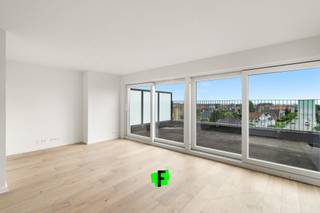 Te huur: prachtige gerenoveerde penthouse met 2 terrassen te Oostende.Op de vijfde verdieping van een kleinschalige residentie bevindt zich deze...