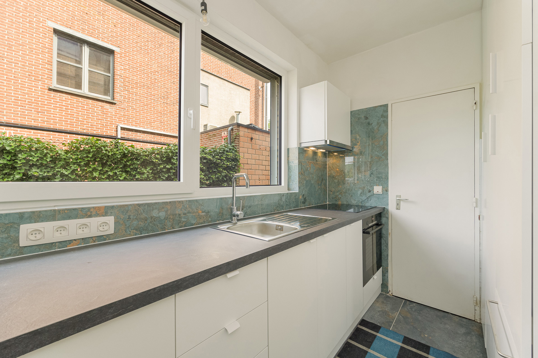 INSTAPKLAAR GELIJKVLOERS 2 SLAAPKAMER APPARTMENT + GARAGE - foto 5