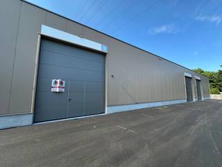 Nieuwbouw KMO-unit van 152 m² en 2 privatieve parkeerplaatsen te koop in Wevelgem.De geïsoleerde casco magazijnruimte is opgebouwd uit een...