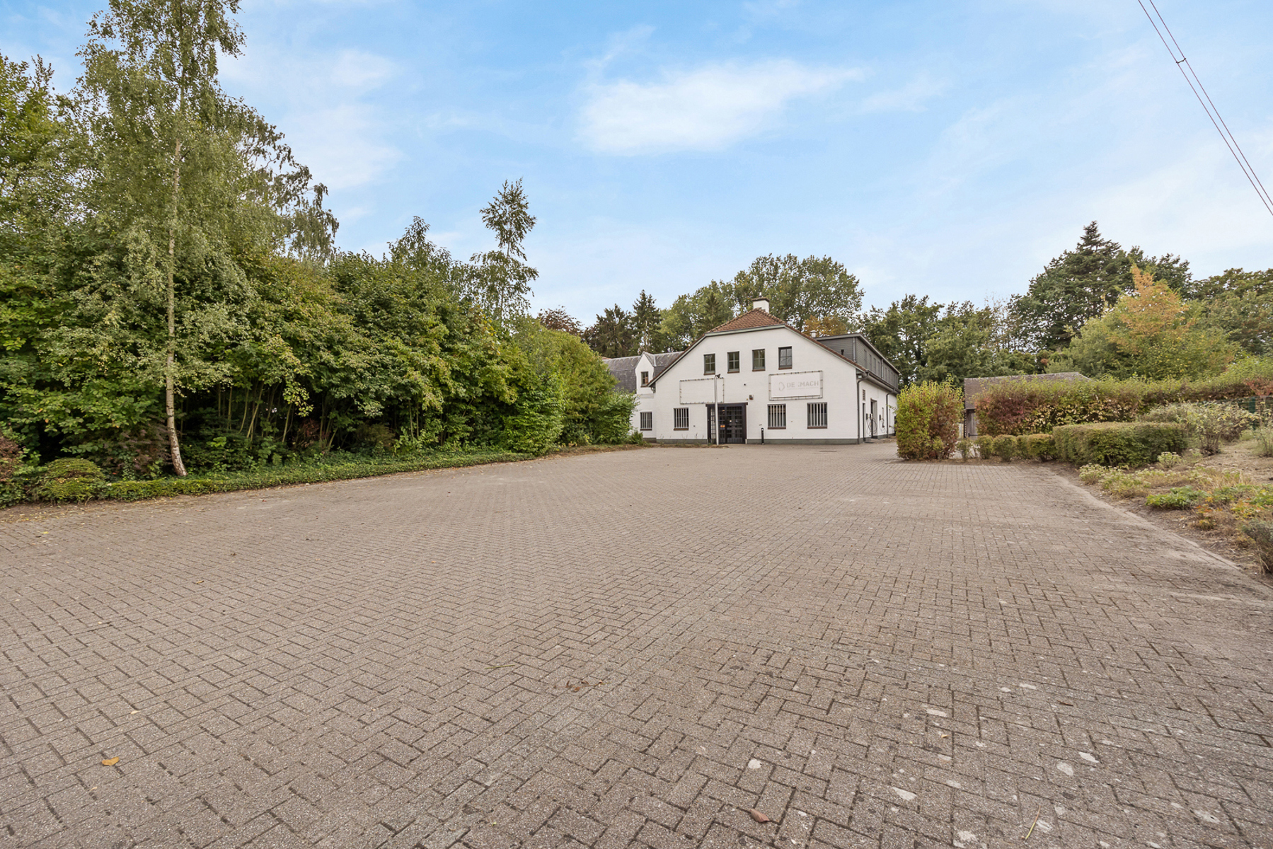 KANTOOR GEBOUW MET VEL RUIMTE EN PARKING - foto 2