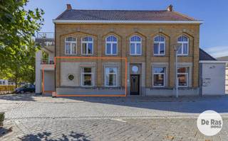 <p></p>
<p>HILLEGEM<span> – Dit verzorgde en perfect instapklare gelijkvloers appartement kunt u vinden in een prachtig gebouw op het dorpsplein van Hillegem. Dit appartement, deel uitmakend van een kleine residentie, werd in 2018 volledig gerenoveerd en is dan ook voorzien van alle moderne comfort, zoals centrale verwarming, dubbele beglazing, een conforme elektriciteitsinstallatie en een gunstig EPC.</span></p>
<p><span>Naar indeling toe beschikt het appartement over een aparte inkomhal, een praktische bergruimte, een aangename en lichtrijke woonkamer, een volledig geïnstalleerde open keuken, een verzorgde badkamer, een apart toilet en 2 slaapkamers. Het appartement straalt een uitgesproken warmte uit en heeft een gezellige en karaktervolle sfeer. Daarnaast vormt het verzorgde terras, met zijn perfecte oriëntatie, een mooi verlengstuk van het appartement. Tevens is in de prijs een privéstaanplaats inbegrepen.</span></p>
<p><span>De ligging is bijzonder praktisch, midden in de woonkern en op wandelafstand van school, buurtwinkels en openbaar vervoer, met zowel een treinhalte als een bushalte in de nabije omgeving. Ook de nabijgelegen verbindingsweg zorgt voor een vlotte bereikbaarheid.</span></p>
<p><span>Dankzij de bereikbare prijsklasse, de twee slaapkamers, de parkeerplaats en de centrale ligging is dit appartement niet alleen een fijne plek om zelf te wonen, maar eveneens een interessante keuze voor wie op zoek is naar een vastgoedinvestering.</span></p>
<p><span>Kortom, bent u op zoek naar een betaalbaar gelijkvloers appartement met 2 slaapkamers, terras en parkeerplaats op een goede locatie? Aarzel dan niet en maak snel uw afspraak. Voor meer info of een bezoek: 053/60.65.60.</span></p>
<p><span>De vermelde prijs is een richtprijs. Na ontvangst van de biedingen zal de verkoper beslissen of hij/zij de eigendom verkoopt aan het beste bod. De richtprijs is aldus niet bindend voor de verkoper.</span></p>