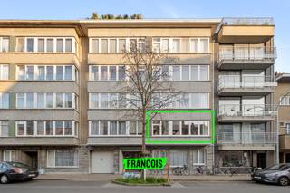 Gelegen op een steenworp van het Brugse centrum en station zoekt dit ruim appartement met twee slaapkamers een nieuwe eigenaar. Met tal...