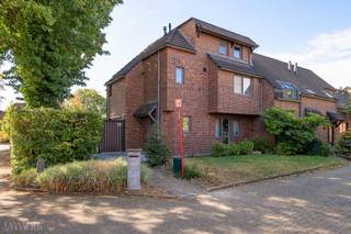 Ontdek deze karaktervolle halfopen bebouwing, ideaal gelegen en perfect afgestemd op het moderne gezinsleven. Met vier volwaardige slaapkamers,...