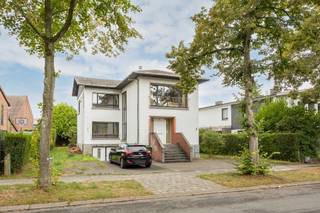 <p><strong>Exclusief wonen in een van de meest gezochte lanen van Wilrijk</strong></p><p> </p><p><strong>Troeven:</strong></p><p><strong>- </strong>Toplocatie in de begeerde Eekhoornlaan</p><p>- 4 volwaardige slaapkamers en 3 badkamers</p><p>- Royale raampartijen met optimaal zicht op het groen</p><p>- Volledig onderkelderd met ruime inpandige garage</p><p> </p><p>Aan de rustige Eekhoornlaan in Wilrijk vind je deze ruime villa, gelegen op een perceel van maar liefst 638 m². Een woning die meteen een gevoel van rust en ruimte oproept, met een groene omgeving die uitnodigt tot ontspannen wonen. Hier kom je thuis in een omgeving waar comfort en karakter samengaan, ideaal voor wie op zoek is naar een gezinswoning met allure. Met een bewoonbare oppervlakte van 283 m² (los van de half-ondergrondse verdieping!) biedt deze villa alle ruimte die een gezin nodig heeft. De woning telt vier volwaardige slaapkamers en drie badkamers, verspreid over de verdiepingen, wat zorgt voor voldoende privacy voor iedereen in huis. De indeling is doordacht: ruime leefruimtes op het gelijkvloers, aangevuld met praktische bergruimtes, maken van dit huis een functioneel geheel dat inspeelt op de noden van het dagelijkse leven. Buiten geniet je van een aangename tuin en een terras, perfect om tot rust te komen of om gasten te ontvangen tijdens zonnige dagen. De aanwezigheid van een garage en extra parkeergelegenheid maakt het wonen hier nog comfortabeler. De woning verkeert in de staat "enige opfrissing nodig", wat betekent dat je met enkele persoonlijke accenten deze villa helemaal naar je eigen smaak kan afwerken. Wilrijk is een geliefde deelgemeente van Antwerpen, gekend om haar groene karakter en de goede bereikbaarheid van scholen, winkels en openbaar vervoer. De ligging vlakbij invalswegen maakt het makkelijk om zowel het centrum van Antwerpen als de omliggende gemeenten te bereiken. Een plek waar landelijke rust en stedelijk comfort elkaar ontmoeten. Ben je benieuwd naar wat deze villa nog meer te bieden heeft? Neem gerust contact op met ons kantoor om een bezoek in te plannen en ontdek zelf de mogelijkheden van deze woning aan de Eekhoornlaan in Wilrijk.</p>