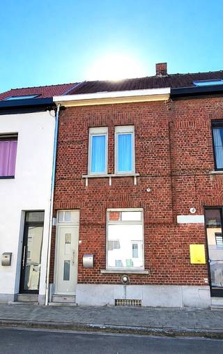 ZAT 9/5 — 1ste BEZOEKDAG OP AFSPRAAK 0488 85 81 84 Deze charmante woning met karakter is gelegen op wandelafstand van het station en centrum,...