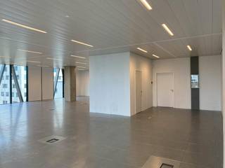 Nieuwe Voorwaarden! Op het Westwing Park te Roeselare bevindt zich deze nieuwbouwkantoorruimte van ca. 238 m² op de 3e verdieping van de Westwing Toren met mogelijkheid tot aankoop van 2 ondergrondse en 4 bovengrondse parkeerplaatsen.<br /><br />Specificaties:<br />- computervloer<br />- verlaagd akoestisch plafond met ventilatie en verwarming + airco<br />- 2 ingangen<br />- 2 toiletten<br /><br />2 ondergrondse parkeerplaatsen - voorzien van laadpalen - en 4 bovengrondse parkeerplaatsen beschikbaar (extra bij te kopen).<br /><br />Ondergrondse parking aan 26.000€ per stuk.<br />Bovengrondse parking aan 17.500€ per stuk.<br /><br />De kantoorruimte kan opgedeeld worden in 4 afzonderlijke bureel- en/of vergaderruimtes. <br /><br />Onmiddellijk beschikbaar.<br /><br />Strategische ligging langs de autostrade (E403) in de nabijheid van het AZ Delta en Mercure Hotel. <br /><br />Bent u op zoek naar bedrijfsvastgoed bestaande uit een kantoor te koop in Roeselare? Aarzel dan niet om ons te contacteren op het nummer 051 21 22 23.