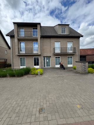 Gelijkvloers appartement met tuin en tuinhuisje + parkeerplaats