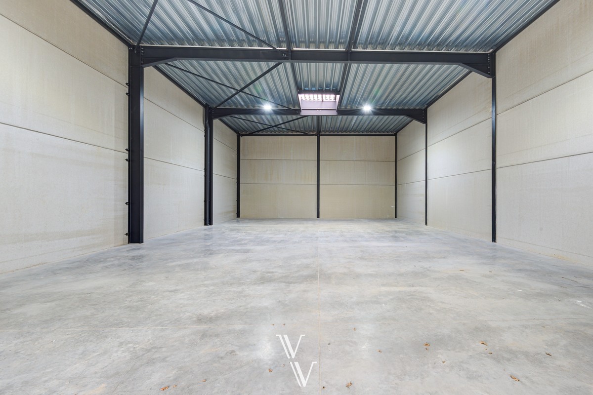 Commercial for rent in Emblem - photo 3