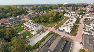 <p>Welkom bij project Watertorenstraat, een duurzaam nieuwbouwproject in het rustige Muizen, een deelgemeente van Mechelen. Dit project bestaat uit 23 hedendaagse woningen die comfort, energie-efficiëntie en een gezinsvriendelijke omgeving combineren, op slechts 3 kilometer van het levendige stadscentrum van Mechelen.<br />Elke woning is gebouwd met oog voor kwaliteit en duurzaamheid. Vloerverwarming, een warmtepomp en zonnepanelen zorgen voor een energiezuinige en toekomstgerichte woonoplossing.<br />De woningen zijn ontworpen met het oog op het moderne gezinsleven: ruime en lichtrijke leefruimtes, volledig uitgeruste keukens en privétuinen met een praktische achteruitgang. Elke woning beschikt over drie slaapkamers en een ruime badkamer. Afhankelijk van het woningtype beschikken sommige woningen aanvullend over een dressing en/of een oprit.<br />De locatie biedt het beste van twee werelden: een rustige woonomgeving met winkels en voorzieningen vlakbij, én een vlotte bereikbaarheid naar het centrum van Mechelen.<br />De ruwbouwwerken zijn reeds voltooid. Als koper heb je nog de mogelijkheid om de afwerking van je woning te kiezen volgens het voorziene lastenboek. Zo geef je jouw nieuwe thuis een persoonlijke toets.<br />Neem contact met ons op voor meer informatie of maak een afspraak met onze nieuwbouwspecialist via onze website. Wij begeleiden je graag in elke stap van jouw woontraject.</p>