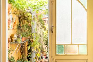 Dit karaktervolle herenhuis in de Sint-Machariusstraat in Gent combineert ruimte, flexibiliteit en een rustige ligging vlak bij het stadscentrum. U woont in een verkeersarme straat, terwijl winkels, scholen en openbaar vervoer zich op wandelafstand bevinden.<br /><br />Achter de gevel gaat een verrassend ruime woning schuil met vier volwaardige verdiepingen en een kelder. Met zes slaapkamers en een flexibele indeling biedt dit pand tal van mogelijkheden, ideaal voor grote gezinnen, co-housing of een combinatie van wonen en werken.<br /><br />Op het gelijkvloers komt u binnen in de inkomhal, die toegang geeft tot de voorkamer, eetplaats en tuin. Verder vindt u hier een volledig uitgeruste keuken met aansluitende technische berging. De westgerichte buitenruimte zorgt voor een aangename, zonnige plek en leidt naar het atelier en de aparte ingang van de studio.<br /><br />Een absolute troef is het ruime atelier van ca. 120 m², perfect voor zelfstandigen of creatieve activiteiten. Daarnaast beschikt de woning over een volledig ingerichte studio met eigen keuken, badkamer en woon- en slaapruimte.<br /><br />De eerste verdieping telt twee slaapkamers en een badkamer. Op de tweede verdieping bevinden zich nog drie slaapkamers. De derde verdieping omvat een zolderruimte.<br /><br />Heeft dit unieke herenhuis met tal van mogelijkheden op een toplocatie in Gent uw interesse gewekt? Neem contact op met Jamiro via jamiro@immofrancois.be voor meer informatie of het plannen van een bezoek.<br /><br />