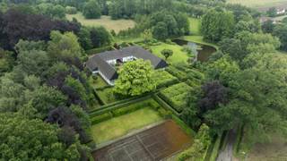 Via een lange oprijlaan bereikt men het landgoed De Oude Winning van ± 7,7 ha groot, volledig aangelegd door de gerenommeerde...