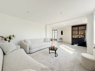 <strong><span><span>1ste bezoekdag </span></span><span><span>dinsdag 31 maart</span></span><span><span>! Inschrijven kan via </span></span><span><span>www.nobels.be</span></span><span><span> onder referentienummer </span></span><span><span>4330866</span></span><span><span>.</span></span><br /><br />STIJLVOLLE OPEN BEBOUWING</strong> met moderne afwerking, lichtrijke leefruimte en vier ruime slaapkamers in het <strong>GLOOIENDE LANDSCHAP VAN MAARKEDAL</strong>. Dankzij het gebruik van <strong>ENERGIEZUINIGE MATERIALEN</strong> woon je hier comfortabel, <strong>ZONDER ZORGEN EN TOEKOMSTGERICHT</strong>. Deze <strong>VOLLEDIG GERENOVEERDE WONING</strong> heeft een royale leefruimte, die <strong>BAADT IN HET LICHT</strong> en naadloos aansluit op een <strong>SMAAKVOL INGERICHTE KEUKEN</strong>. Verder is er op het gelijkvloers de badkamer, <strong>GROTE BERGING/WASPLAATS</strong> en een <strong>INPANDIGE GARAGE</strong>. Op de bovenverdieping bieden <strong>VIER VOLWAARDIGE SLAAPKAMERS</strong> tal van mogelijkheden voor een gezin, hobbykamer of <strong>HOME-OFFICE</strong>. Buiten geniet je vooraan van een <strong>OPEN EN RUSTGEVEND UITZICHT</strong> over de prachtige omgeving, een zeldzame troef voor wie houdt van ruimte, <strong>NATUUR</strong> en privacy. Tegelijk woon je hier in een gegeerde regio van de <strong>VLAAMSE ARDENNEN</strong> met vlotte verbindingen naar omliggende dorpen en <strong>VERBINDINGSWEGEN (N8 &amp; N60).</strong><br /><br />Adres: Boigneberg 3 te Maarkedal