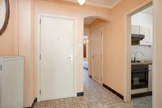 Vous êtes à la recherche d'un appartement avec du caractère et du potentiel, tout près de la mer ? Cet appartement avec 1 chambre est situé dans la Limburgstraat, une rue latérale calme de la digue, à distance de marche de la plage et de la digue.
L'immeuble date de 1961 et l'appartement se trouve encore dans son état d'origine, ce qui offre une opportunité unique de le rénover entièrement selon vos goûts et votre style. Depuis l'appartement, vous profitez d'une vue mer latérale. Les fenêtres ont déjà été remplacées par du double vitrage, un bel atout qui garantit déjà une meilleure efficacité énergétique. À l'arrière se trouve un balcon fermé.
Une opportunité intéressante pour qui souhaite habiter ou investir en bord de mer, avec la possibilité d'y apposer sa propre touche personnelle.
Contactez AccentA pour une visite sur place.