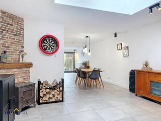 Deze recent vernieuwde woning biedt op het gelijkvloers een inkomhal, een zeer ruime woonkamer met eetplaats en zithoek, een ingerichte open...