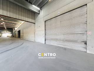 <u><strong>Benaderende bruto-AFMETINGEN: </strong></u><br />Magazijn: 330m²  (28 x 11,78m).<br />Ruim verhard gemeenschappelijk parkeerterrein met slagboom.<br /><br /><u><strong>AFWERKING:</strong></u><br />- Betonnen onstructie <br />- Gevelwanden in betonpanelen<br />- Gepolierde en gewapende betonvloer<br />- Automatische poort (h: 4,55m; b: 6,0m)<br />- Codeklavier<br />- TL-verlichting<br />- Vrije hoogte 7,90m<br /><br /><u><strong>NUTSVOORZIENINGEN:</strong></u><br />Elektriciteit (63A) met tussenteller. Gemeenschappelijk sanitair.<br /><br /><u><strong>TOEGANGSWEGEN</strong></u>:<br />Binnenunit met brede doorgang van en naar de loods binnen een industriële site van 1,5ha.<br /><br /><u><strong>BESTEMMINGSMOGELIJKHEDEN:</strong></u><br />Zone voor milieubelastende industrieën.<br />Opslag, productie, bewerking en verwerking van goederen.<br /><br /><u><strong>LIGGING:</strong></u><br />De loodsen aan Kaaistraat 5 in Kerkhove (deelgemeente van Avelgem) liggen in de Scheldevallei, in een zone met (watergebonden) bedrijvigheid langs de rivier de Schelde. Vlakbij het rondpunt naar N8 (Oudenaardsesteenweg-Brugstraat) en N36 (Bruggesteenweg). E17 bereikbaar binnen ca. 20 minuten rijden.<br /><br /><u>* Bijzonderheden:</u><br />- Beschikbaar 1 juni 2026<br />- Geen gemene kosten !<br />- Weegbrug aanwezig op de site 3 x 18m.<br />- Vermelde prijzen zijn excl. onroerende voorheffing (1m forfaitair), voorschot nutsen (€100/m) en BTW.<br />- Onze referentie op <strong>www.centro.be</strong>: <strong>P0498-P6</strong> of contacteer ons op <strong>050 70 01 02</strong>.