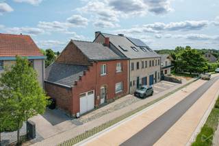 Ben je op zoek naar een woning met veel potentieel op een toplocatie? Dan is deze halfopen bebouwing in de Blandenstraat precies wat je zoekt. Met...