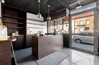 Op zoek naar een eigendom waar wonen, werken en ondernemen perfect gecombineerd kunnen worden, of naar een pand dat u volledig naar uw eigen wensen kunt omvormen? Deze veelzijdige handelswoning op een commerciële locatie in Roeselare biedt bijzonder veel mogelijkheden.<br /><br />Het gelijkvloers deed tot op heden dienst als wellness en is momenteel ingericht met twee massageruimtes, een bubbelbad, hammam en sauna. Daarnaast beschikt het over een afzonderlijke bureauruimte en praktische berging met technische installaties. De bestaande wellnessinrichting is echter slechts één van de mogelijke invullingen. Dankzij de beschikbare ruimte en commerciële ligging leent het pand zich uitstekend voor tal van andere handels- of beroepsactiviteiten, zoals een praktijk, kantoor, schoonheids- of kapsalon, showroom, vrij beroep of andere dienstverlening.<br /><br />Wie geen commerciële activiteit wenst uit te oefenen, kan het pand ook vanuit een volledig residentieel perspectief bekijken. Mits de nodige aanpassingen en vergunningen kan het geheel worden omgevormd tot een ruime privéwoning, waarbij het gelijkvloers extra leefruimte, slaapkamers, hobbyruimte, bureau of andere functies kan krijgen.<br /><br />Op de verdieping bevindt zich het huidige woongedeelte met een aangename leefkeuken en slaapkamer. Via een vaste trap bereikt u de ruime zolderverdieping, waar de mogelijkheid bestaat om nog twee bijkomende kamers te creëren.<br /><br />Een extra troef is de private parkeergelegenheid voor 4 à 5 wagens, ideaal voor klanten of medewerkers, maar evenzeer een grote meerwaarde bij volledig privégebruik.<br /><br />De grote sterkte van deze eigendom is dan ook haar flexibiliteit: de bestaande wellness verderzetten, een volledig nieuwe handelsactiviteit starten, wonen en werken onder één dak combineren of het geheel omvormen tot een ruime gezinswoning. Eén pand, tal van mogelijkheden en vooral heel wat potentieel voor de toekomst.<br /><br />Benieuwd naar deze veelzijdige eigendom? Neem contact op voor meer informatie of een bezoek ter plaatse en ontdek zelf alle mogelijkheden die dit pand te bieden heeft.